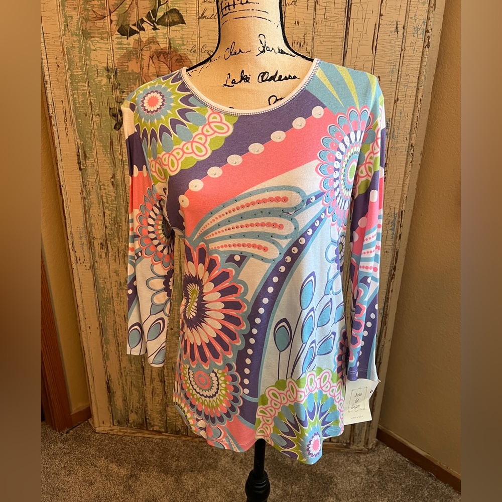 NWT Jess & Jane 3/4 Sleeve Tee Size Medium. Pattern is Jubilant